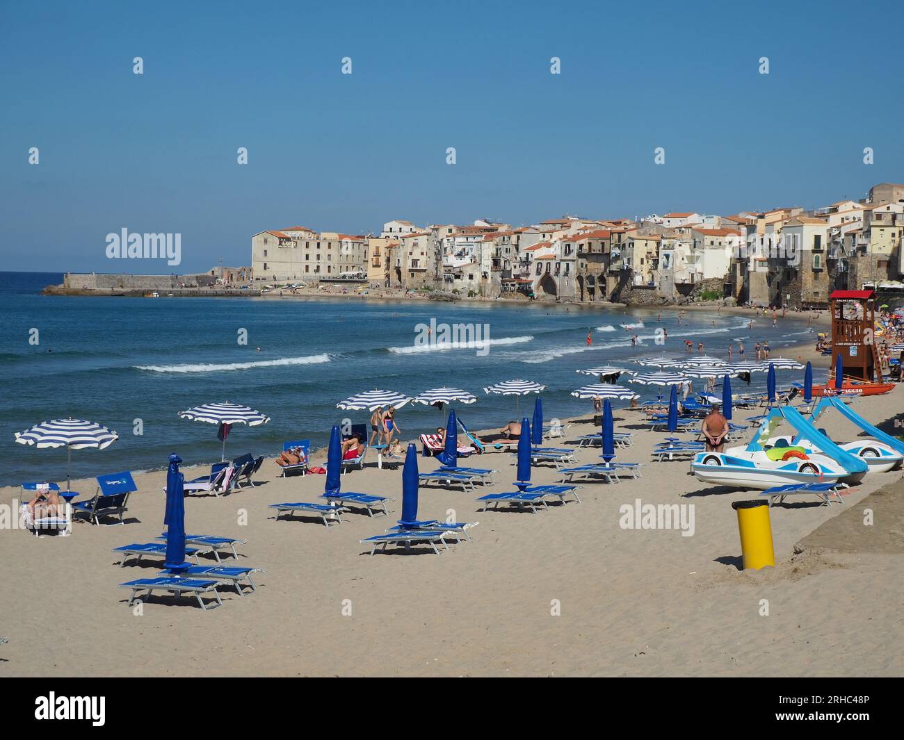 La plage de Cefalu, dans le nord de la Sicile, prise en octobre. Banque D'Images