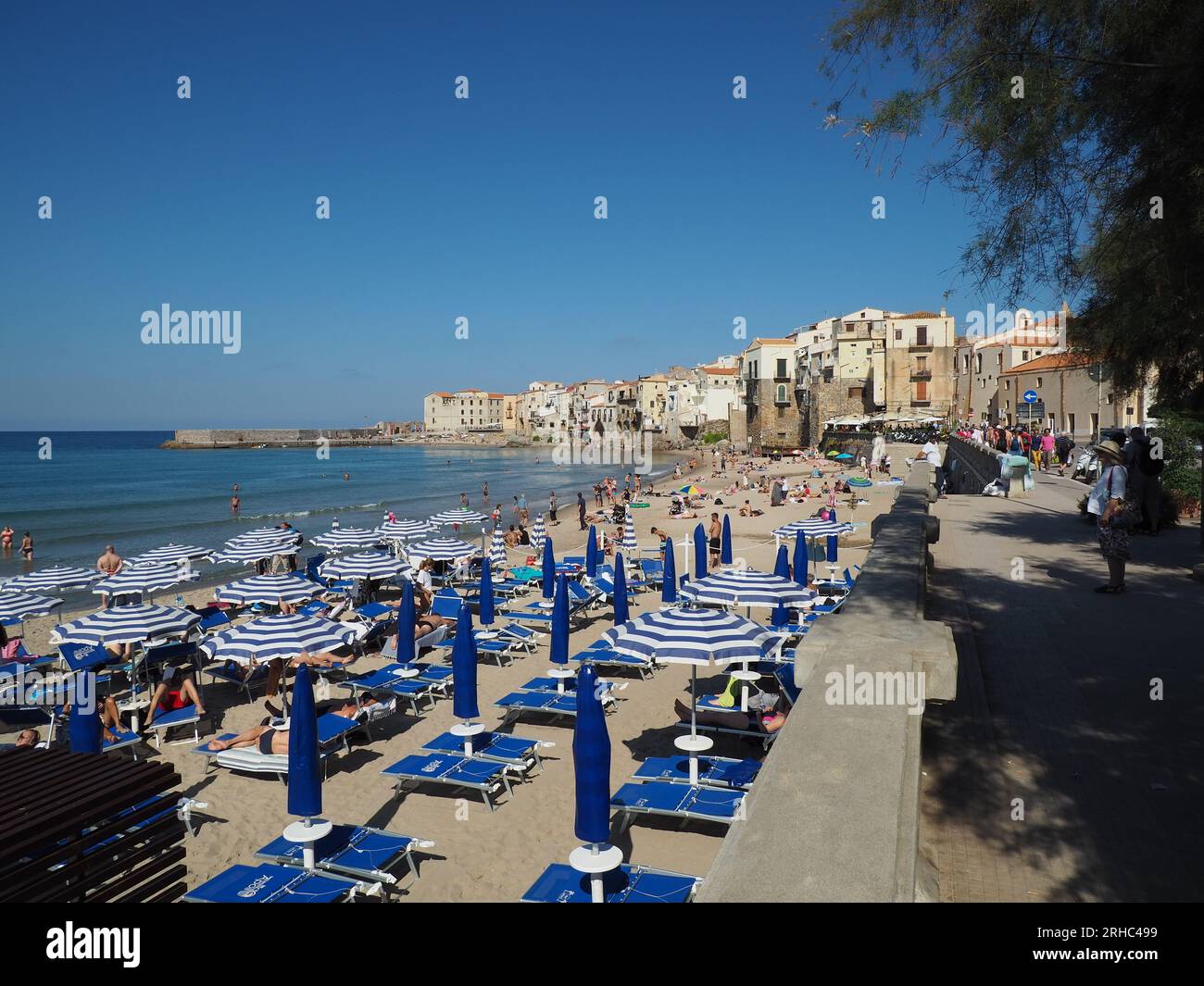 La plage de Cefalu, dans le nord de la Sicile, prise en octobre. Banque D'Images