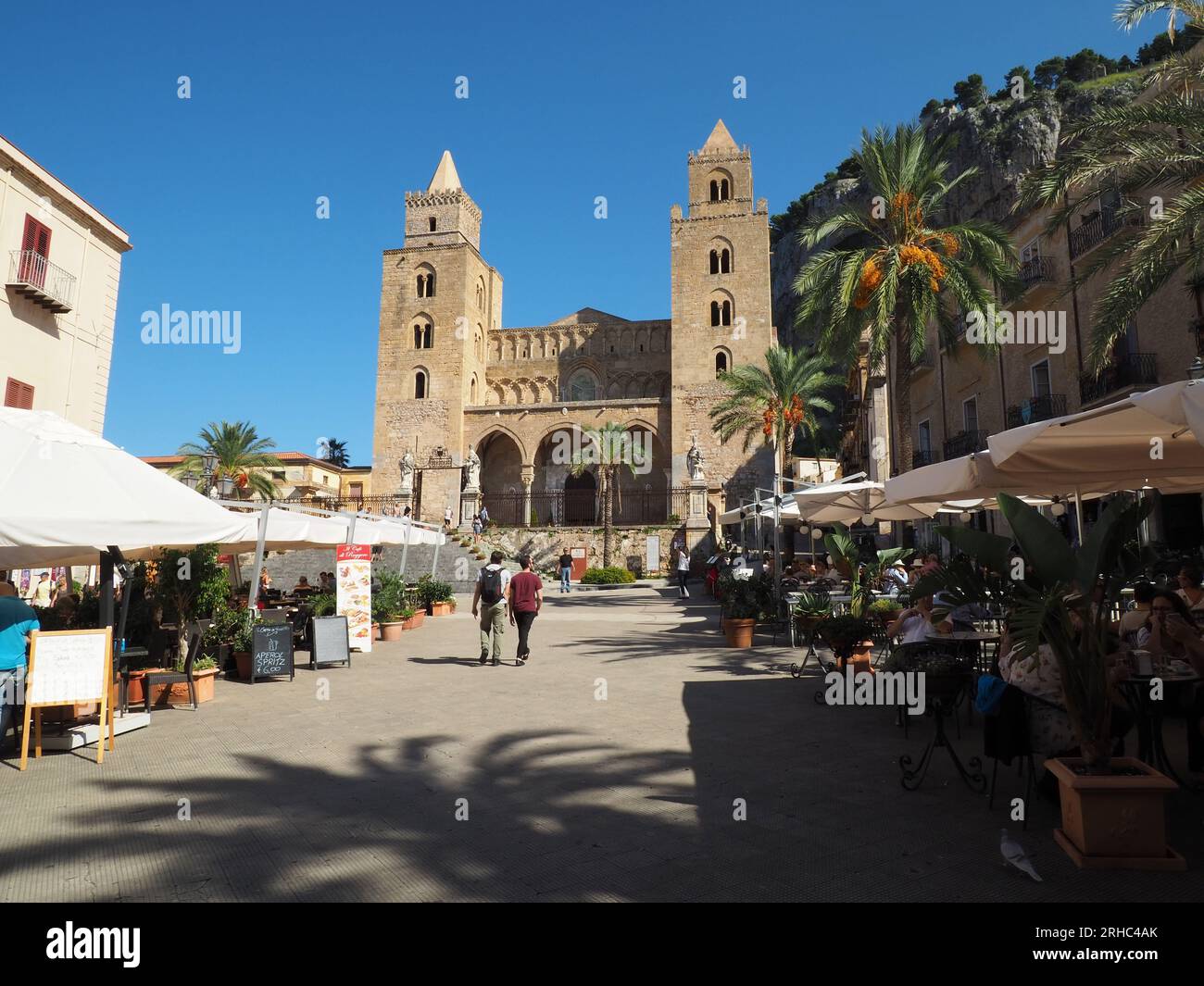 La place de Cefalu, montrant la façade de la cathédrale ou Duomo di Cefalu. Banque D'Images