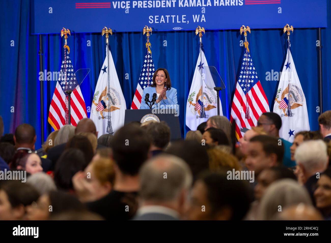 La vice-présidente Kamala Harris prend la parole lors d’un événement célébrant le premier anniversaire de la promulgation de la loi sur la réduction de l’inflation à McKinstry, une entreprise de construction d’énergie verte, dans le district industriel de Seattle, le mardi 15 août 2023. Banque D'Images