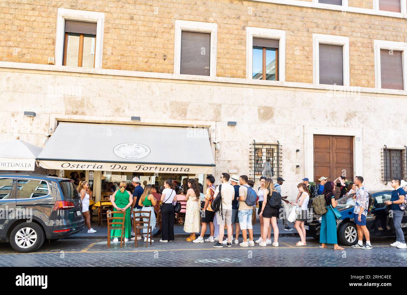 Rome, Latium, Italie, les touristes attendent dans une file d'attente à Osteria da fortunata qui est célèbre restaurant romain pour les pâtes faites maison. Banque D'Images