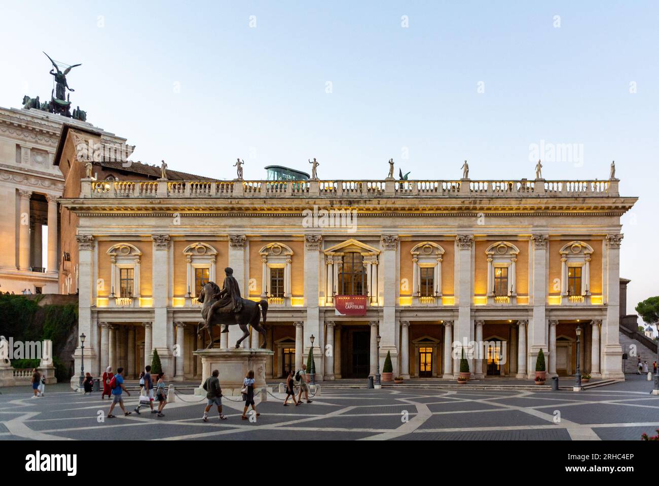 Rome, Latium, Italie, Capitole Palazzo nuovo à Piazza del Campidoglio sous le coucher du soleil. Banque D'Images