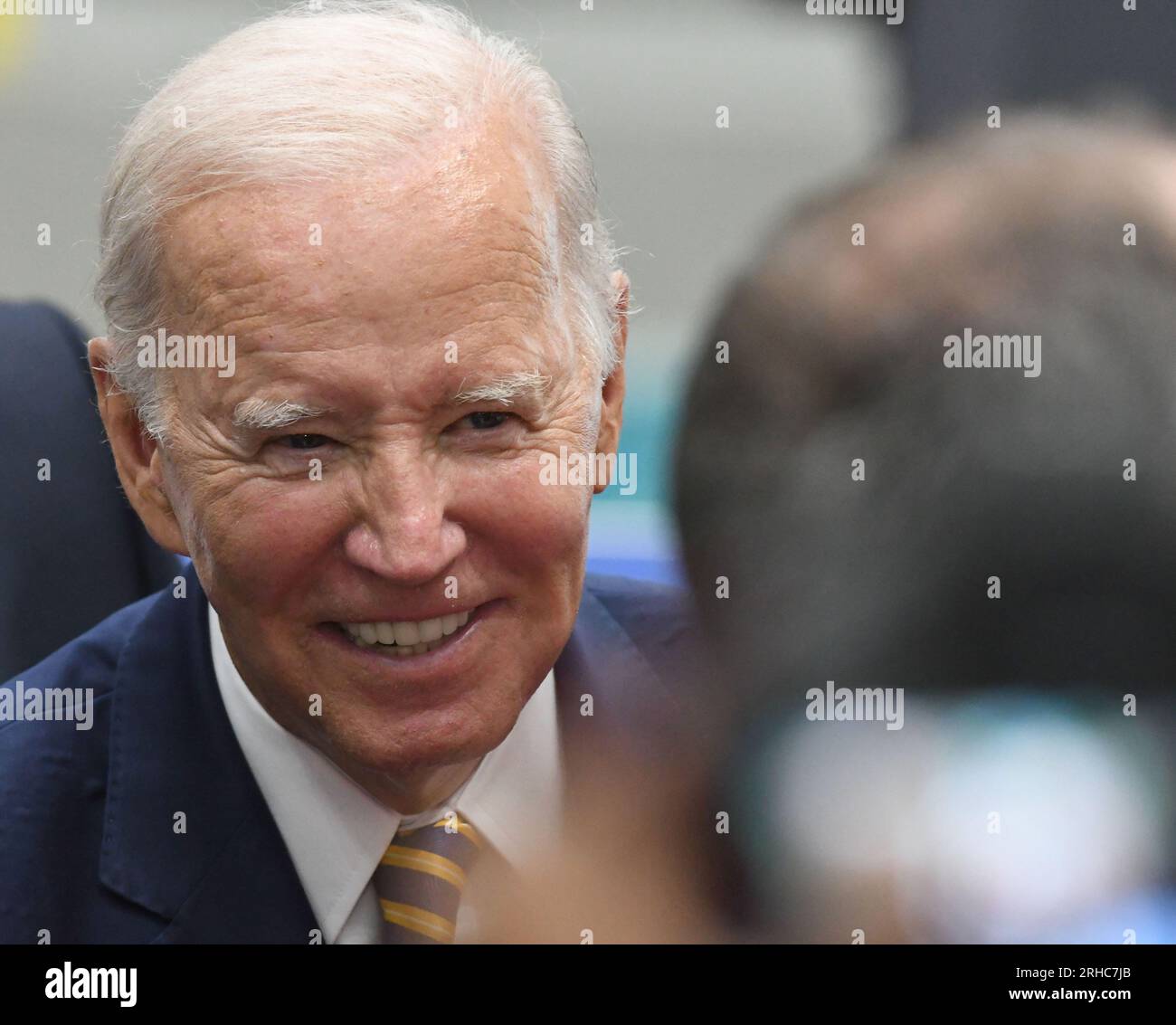 Milwaukee, Wisconsin, États-Unis. 15 août 2023. Le président souriant JOE BIDEN accueille les gens après avoir prononcé un discours à Ingeteam Inc. Mardi. Lors de sa visite, M. Bidenomics a salué la « Bidenomics » comme la voie à suivre pour stimuler l'économie américaine. Ingeteam a annoncé des plans pour augmenter la production de chargeurs de véhicules électriques. L'administration Biden a pour objectif de construire un réseau de 500 000 chargeurs de véhicules électriques le long des autoroutes du pays. Selon le bureau de presse de la Maison Blanche, le thème du président était "comment Bidenomics investit en Amérique pour faire croître l'économie du milieu vers le haut et pas du haut dow Banque D'Images