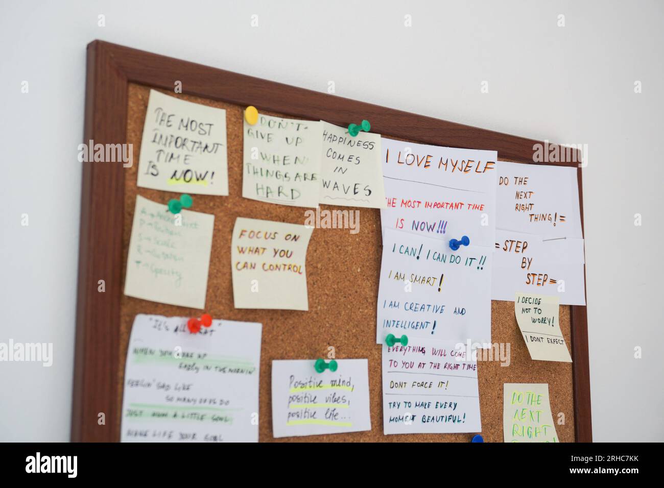 Tableau de liège avec des notes de bâton avec des phrases de motivation ...