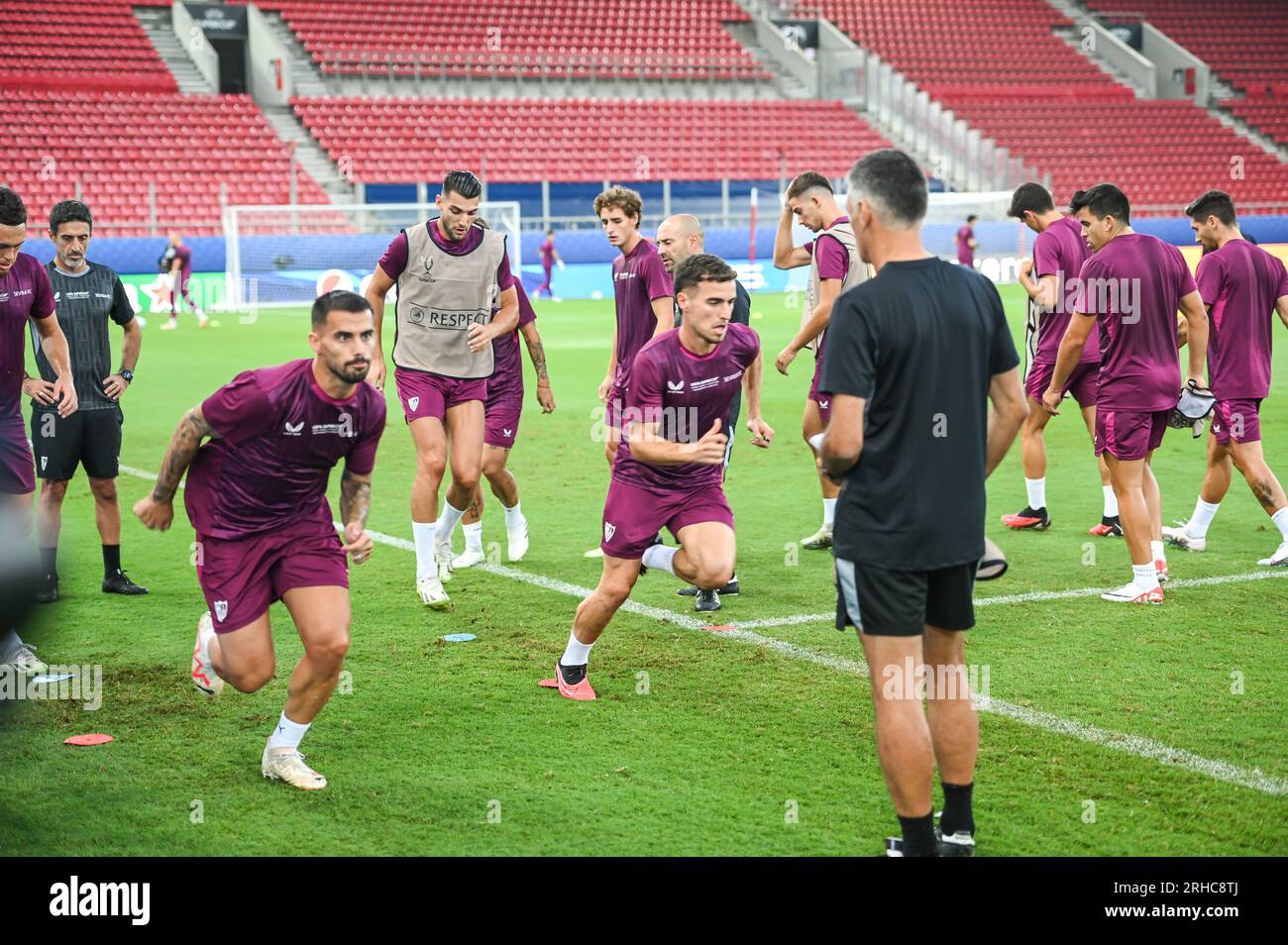 Pirée, Lombardie, Grèce. 15 août 2023. Sevilla FC lors de la séance d'entraînement de l'équipe avant la finale de la Super coupe de l'UEFA 2023 au stade Georgios Karaiskakis le 15 août 2023, au Pirée, en Grèce. (Image de crédit : © Stefanos Kyriazis/ZUMA Press Wire) USAGE ÉDITORIAL SEULEMENT! Non destiné à UN USAGE commercial ! Banque D'Images