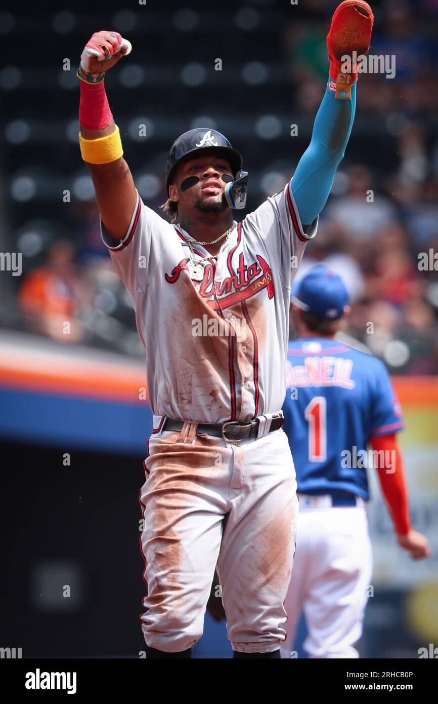 12 août 2023 ; New York City, New York, Atlanta Braves Right Fielder Ronald Acuna Jr. (13) célèbre vers la dugout alors qu'il vole avec succès secon Banque D'Images