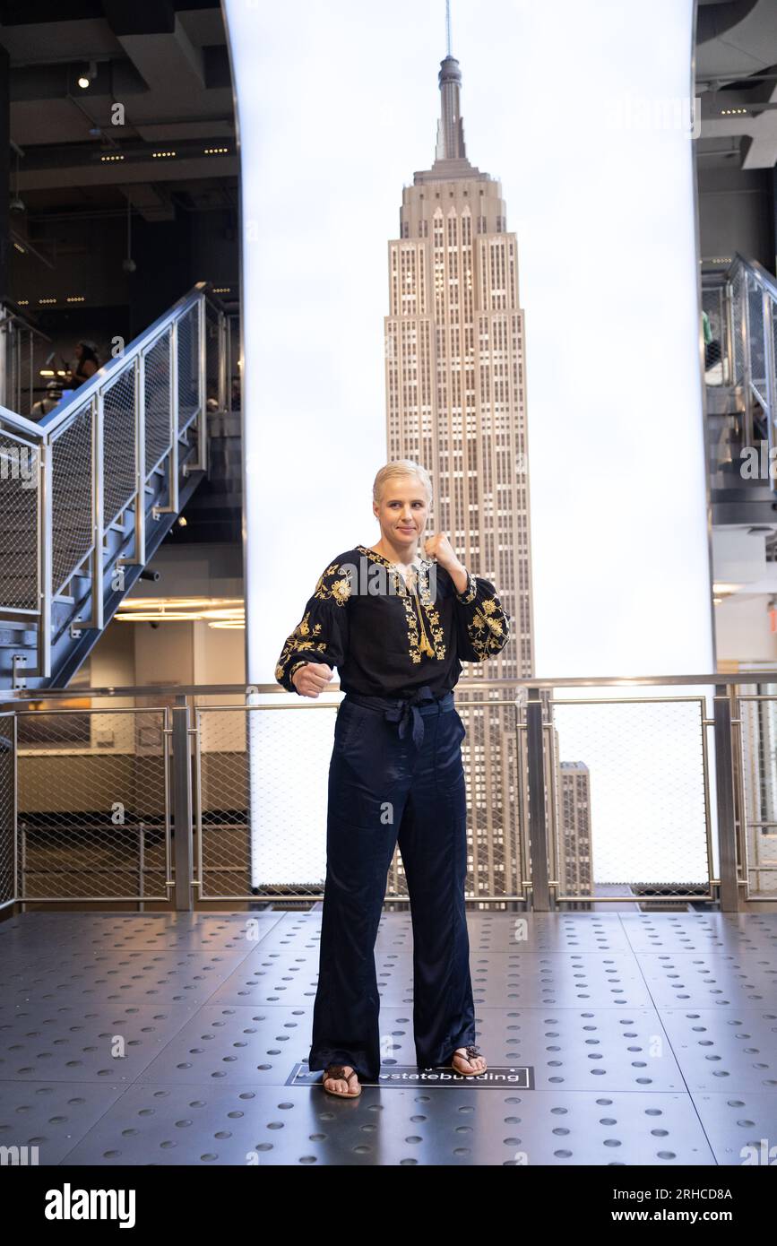 Larissa Pacheco (bleue) et Olena Kolesnyk (noire), demi-finalistes du PFL poids plume féminin, lors d'un tournoi éliminatoire du Championnat du monde PFL, et visiteront l'Empire State Building à New York le mardi 15 août. Ils s'affronteront le 18 août 2023 au Theater at Madison Square Garden. Les vainqueurs de chaque combat de Playoff avanceront au Championnat du monde PFL et auront la chance de gagner 1 millions de dollars et de remporter l’or PFL. (Photo de Vanessa Carvalho) crédit : Brazil photo Press/Alamy Live News Banque D'Images