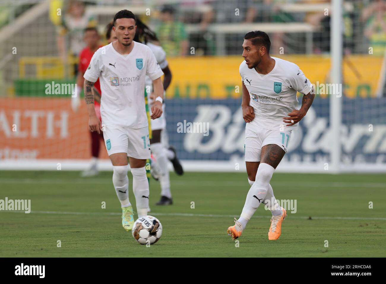 St. Petersburg, FL : le milieu de terrain du Monterey Bay FC Walmer Martínez (11) dribble le ballon et cherche une voie ouverte lors d'un match de football de l'USL contre le Banque D'Images