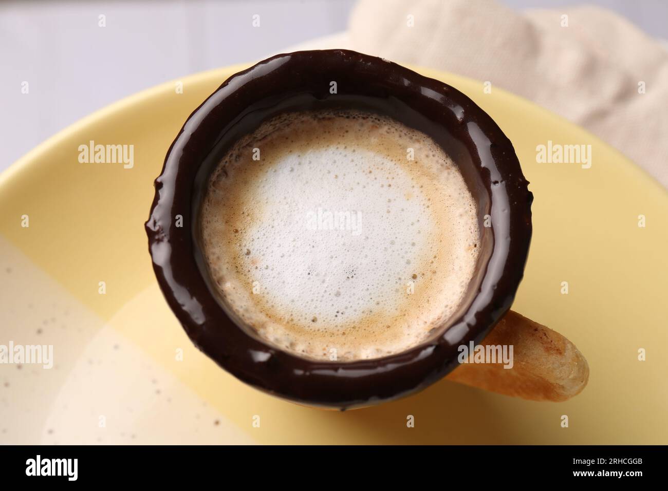 Délicieuse tasse à biscuit comestible avec café sur l'assiette, gros plan  Photo Stock - Alamy