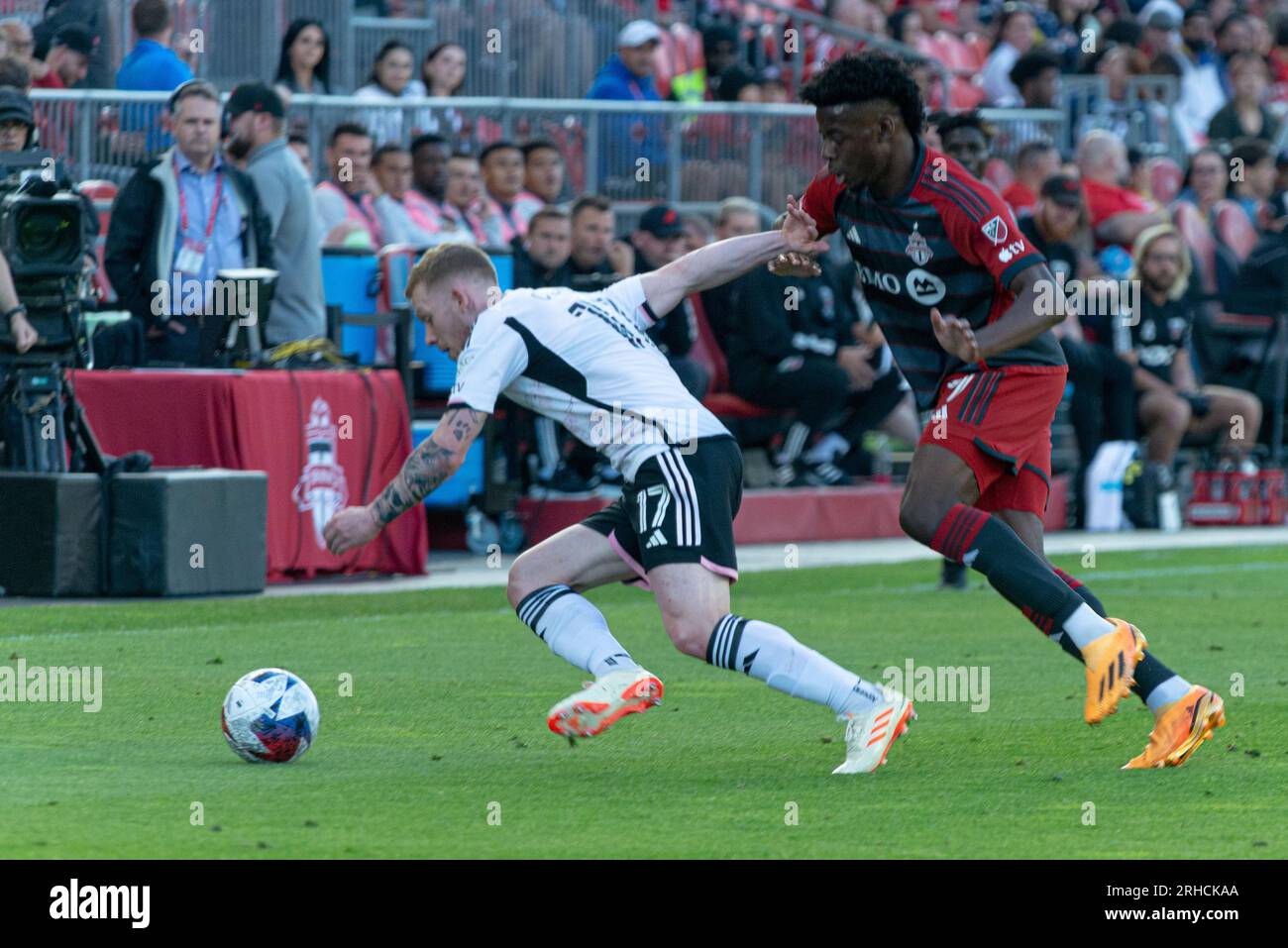 Toronto, ON, Canada -27 mai 2023 : Lewis O'Brien #17 du DC United combat pour le ballon lors du match de saison régulière de la MLS entre le Toronto FC (ca Banque D'Images Toronto, ON, Canada -27 mai 2023 : Lewis O'Brien #17 du DC United combat pour le ballon lors du match de saison régulière de la MLS entre le Toronto FC (ca Banque D'Images