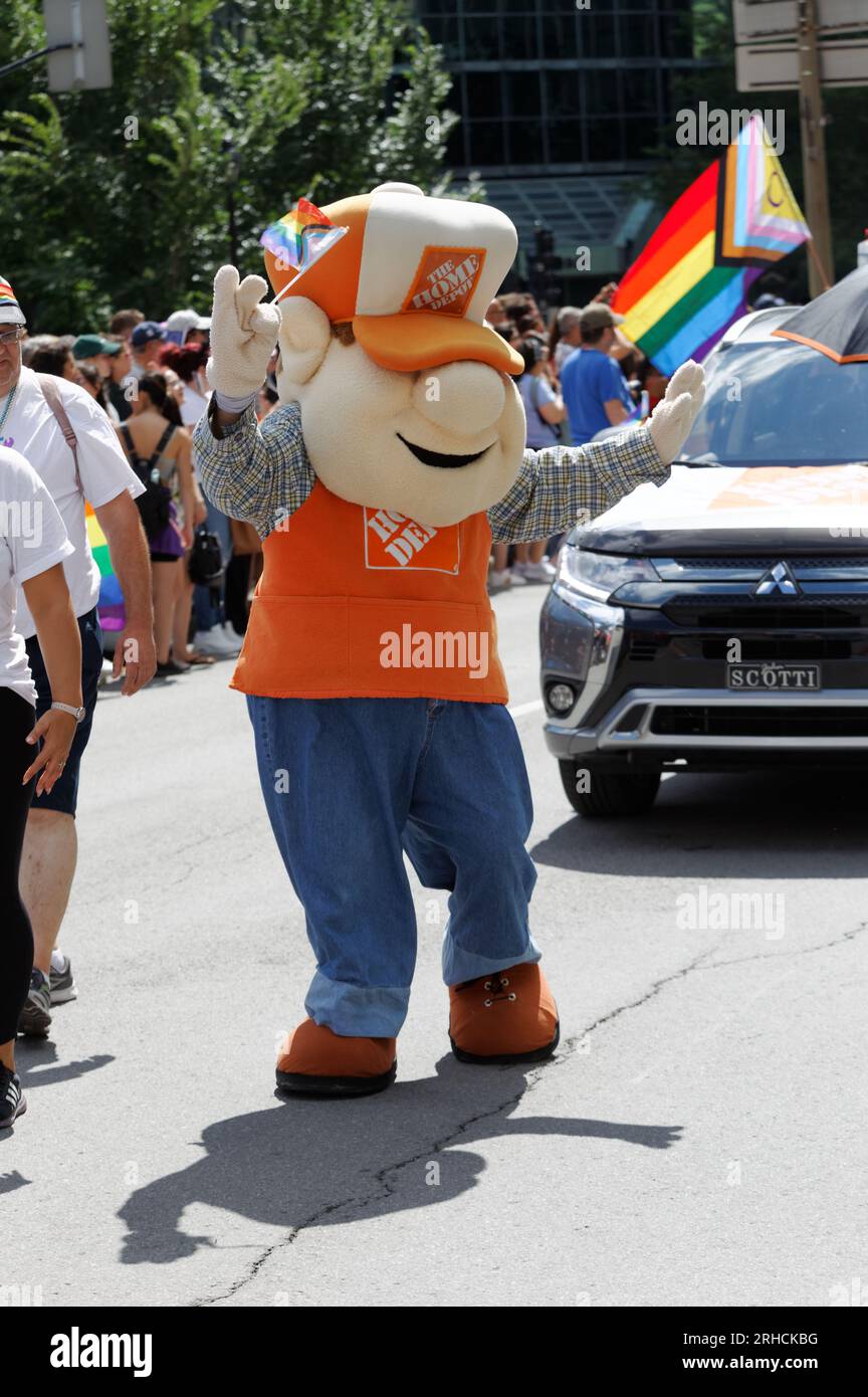 Homer D. PoE, la mascotte de Home Depot participe au défilé de la fierté de Montréal. Montréal, Québec, Canada Banque D'Images