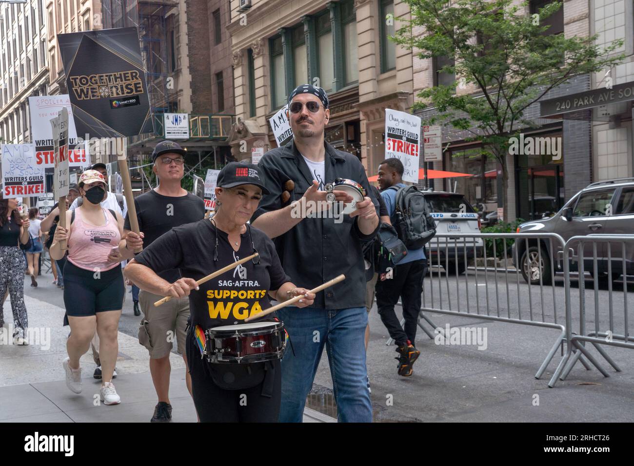 New York, États-Unis. 15 août 2023. NEW YORK NEW YORK - 15 AOÛT : des membres en grève de la Writers Guild of America et des supporters marchent sur une ligne de piquetage devant Netflix et Warner Bros./ Discovery le 15 août 2023 à New York. Les membres de SAG-AFTRA et WGA (Writers Guild of America) ont tous deux quitté leur première grève commune contre les studios depuis 1960. Crédit : Ron Adar/Alamy Live News Banque D'Images