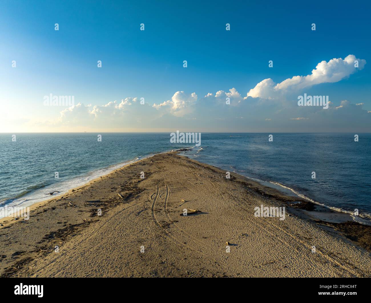 Incroyable vue aérienne en fin d'après-midi de la pointe nord de Block Island, RI près du phare du Nord. Août 2023 Banque D'Images