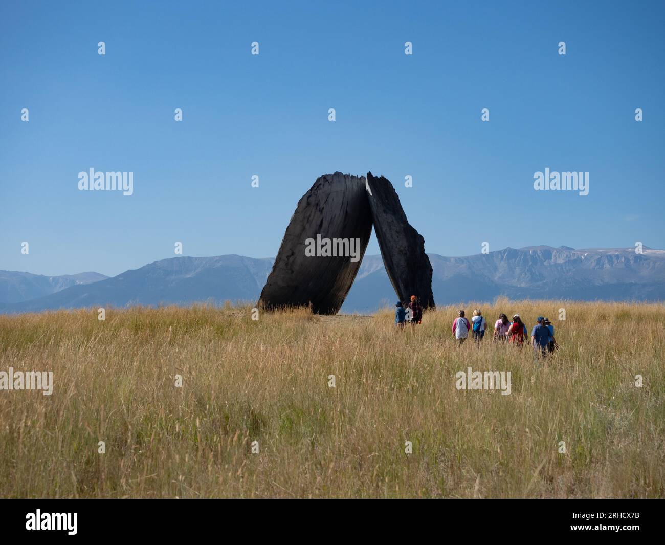 La sculpture Inverted Portal conçue par Ensamble Studio et construite par OSM, avec la chaîne de montagnes Beartooth au loin et les gens dans le Banque D'Images