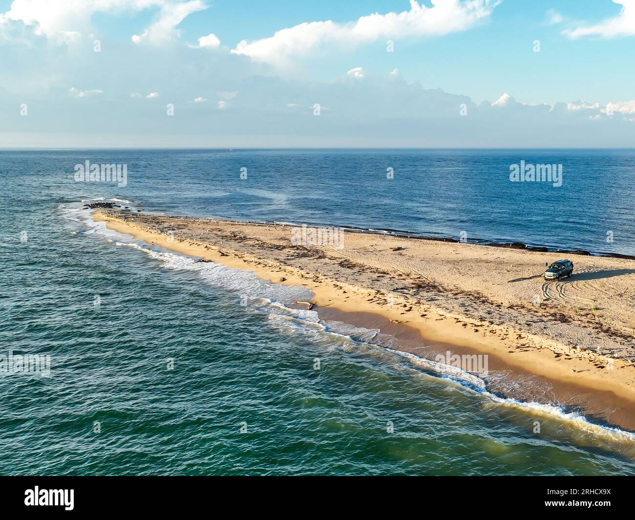 Incroyable vue aérienne en fin d'après-midi de la pointe nord de Block Island, RI près du phare du Nord. Août 2023 Banque D'Images