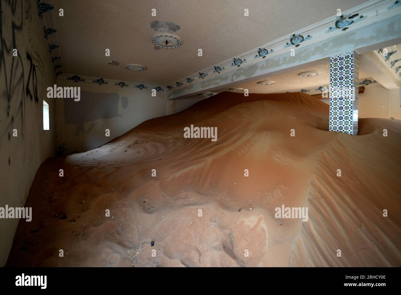 Sand is piled in a house at the Bedouin village of al-Ghuraifabout 100 km, 62 miles, southeast of Sharjah, United Arab Emirates, Sunday, July 9, 2023. Built-in the 1970s, the village was abandoned two decades later as oil wealth transformed the country into a global hub of commerce and tourism, home to the futuristic cities of Dubai and Abu Dhabi. (AP Photo/Kamran Jebreili) Banque D'Images