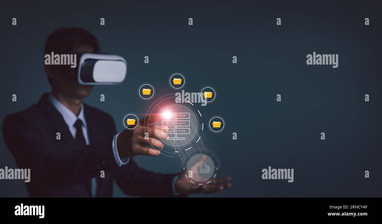 Homme d'affaires portant des lunettes de VR métaverse de connexion Internet globale virtuelle, système de gestion de documents, base de données de documents en ligne, automatisation de processus Banque D'Images