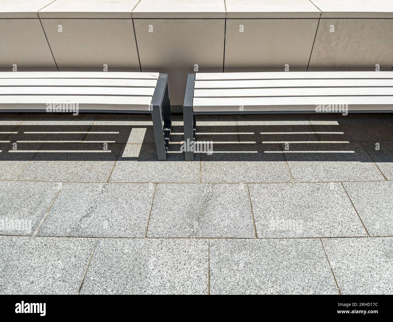 banc de rue moderne près de l'immeuble de bureaux. minimalisme architectural urbain. Banque D'Images