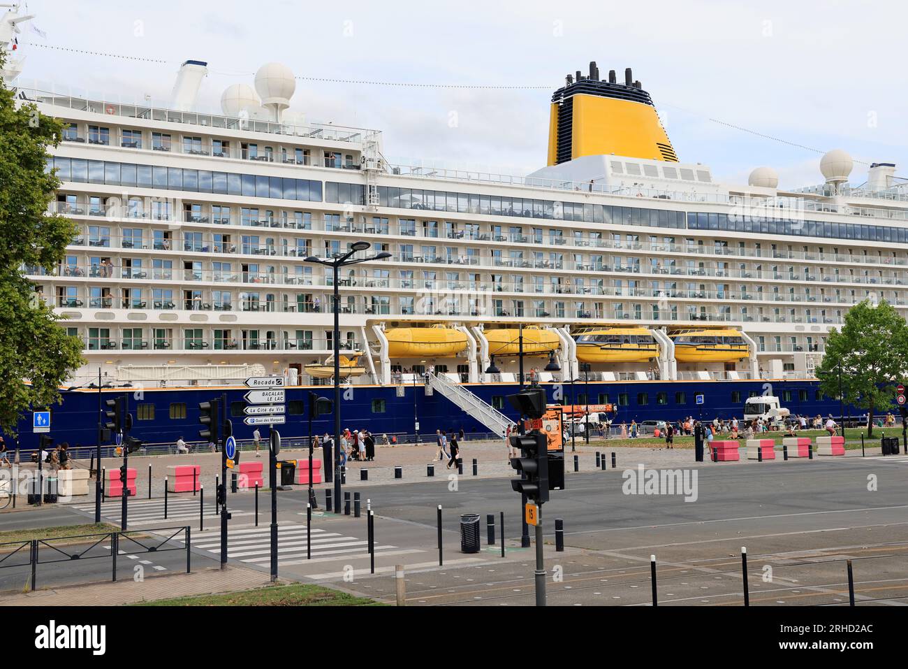 Le paquebot haut de gamme de croisière Spirit of Discovery en escale sur la Garonne dans le port de Bordeaux. Construit en 2019 par le chasseur Meyer Banque D'Images