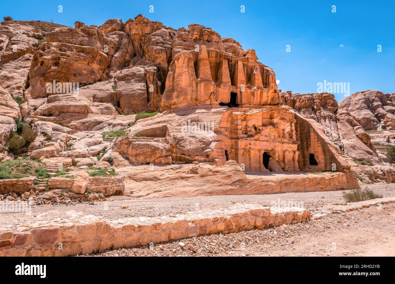 Vue sur la route principale de Petra, avec rangée de tombes nabatéennes monumentales sculptées dans la falaise. Banque D'Images