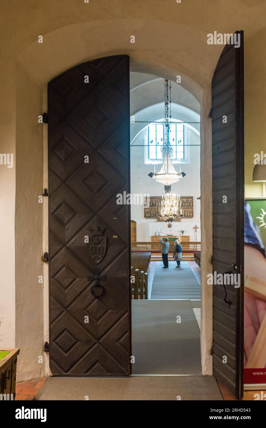 Grande porte en bois à l'église médiévale en pierre Brigettine à Naantali Finlande Banque D'Images