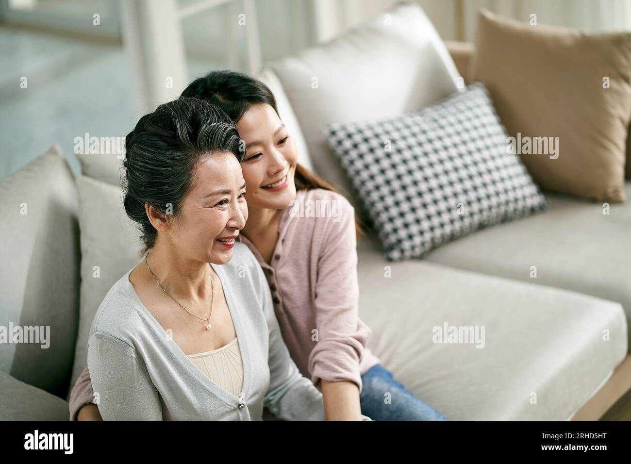 portrait de mère âgée asiatique et fille adulte assis sur le canapé à la maison heureux et souriant Banque D'Images