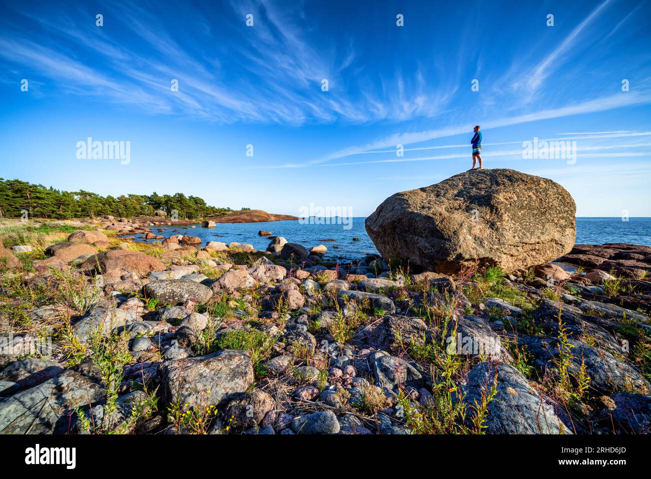 Debout sur un gros rocher sur les îles Äggskär, Porvoo, Finlande Banque D'Images