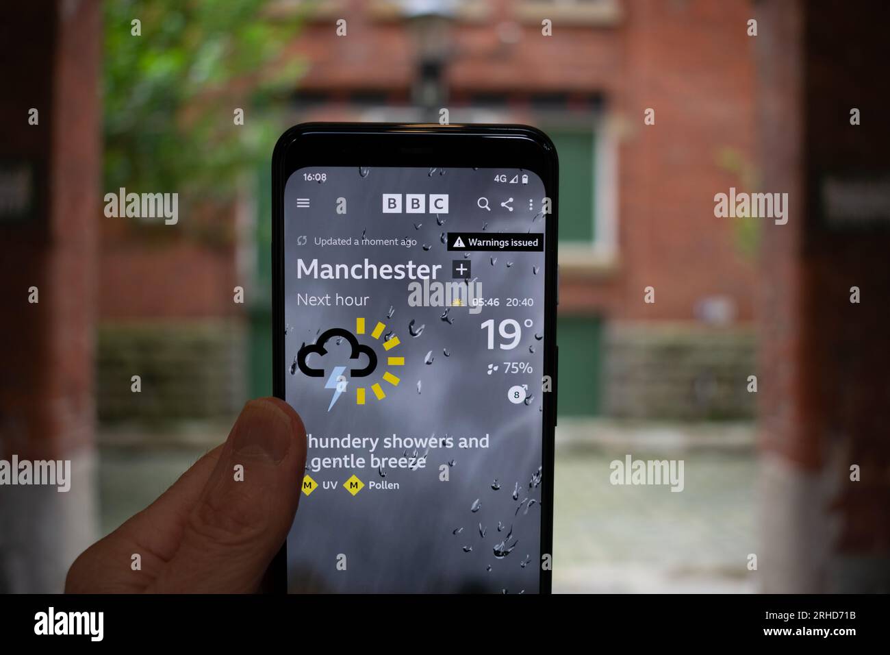 Application météo BBC affichant un avertissement avec pluie. Averses orageuses et brise. Google Pixel 4. Banque D'Images