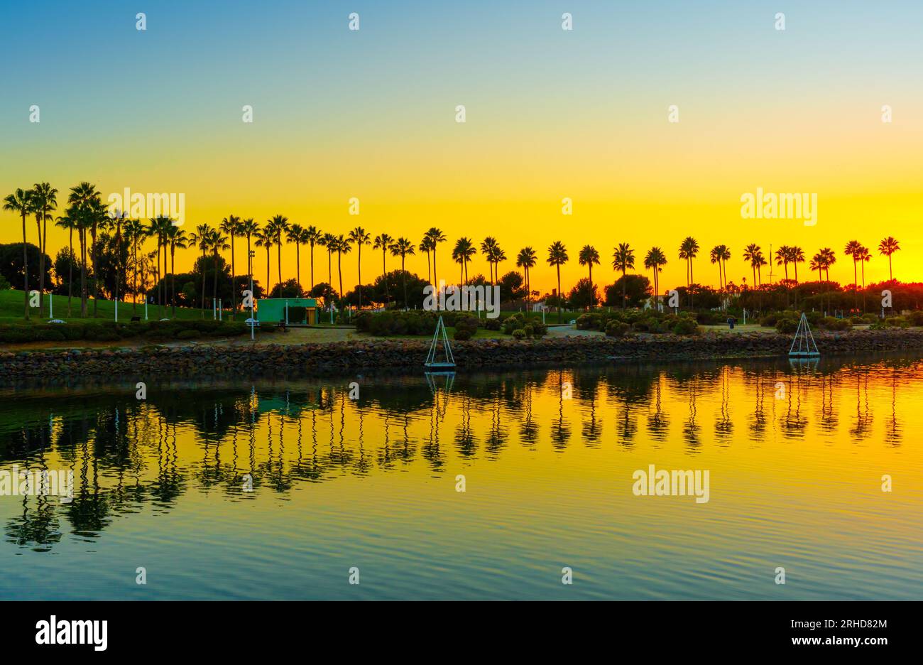 Vue sur le front de mer le long de la côte près de la zone du phare Lions sur long Beach au coucher du soleil. Banque D'Images