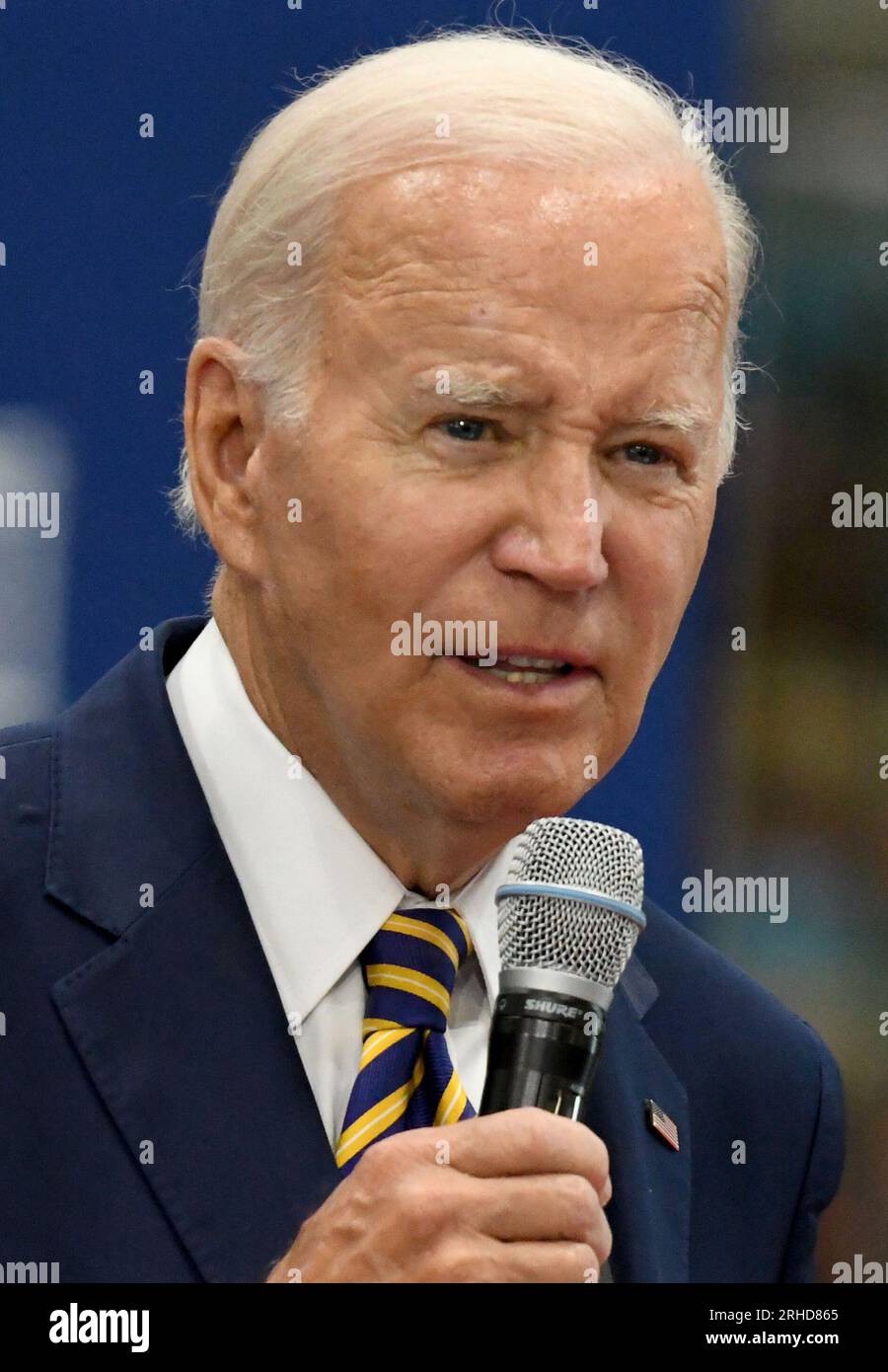 Milwaukee, Wisconsin, États-Unis. 15 août 2023. LE PRÉSIDENT JOE BIDEN prononce une allocution à Ingeteam Inc. À Milwaukee, Wisconsin, le mardi 15 août 2023. Il a pris la parole la veille du premier anniversaire de la Loi sur la réduction de l'inflation. Ingeteam a annoncé des plans pour augmenter la production de chargeurs de véhicules électriques. L'administration Biden a pour objectif de construire un réseau de 500 000 chargeurs de véhicules électriques le long des autoroutes du pays. Selon le bureau de presse de la Maison Blanche, le thème du président était "comment Bidenomics investit en Amérique pour faire croître l'économie du milieu vers le haut et de bas en haut, pas du haut Banque D'Images