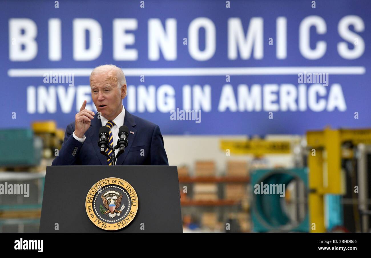 Milwaukee, Wisconsin, États-Unis. 15 août 2023. LE PRÉSIDENT JOE BIDEN prononce une allocution à Ingeteam Inc. À Milwaukee, Wisconsin, le mardi 15 août 2023. Il a pris la parole la veille du premier anniversaire de la Loi sur la réduction de l'inflation. Ingeteam a annoncé des plans pour augmenter la production de chargeurs de véhicules électriques. L'administration Biden a pour objectif de construire un réseau de 500 000 chargeurs de véhicules électriques le long des autoroutes du pays. Selon le bureau de presse de la Maison Blanche, le thème du président était "comment Bidenomics investit en Amérique pour faire croître l'économie du milieu vers le haut et de bas en haut, pas du haut Banque D'Images