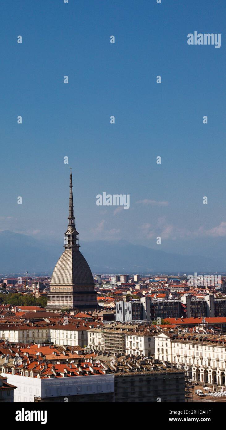 Vue sur la ville de Turin, avec ses bâtiments historiques et la Mole Antonelliana. Banque D'Images