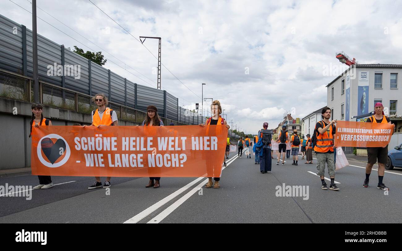 15 août 2023, Bavière, Würzburg : des militants du mouvement climatique de dernière génération bloquent la route fédérale B19. La police a arrêté 43 personnes lors d'un rassemblement de la dernière génération à Würzburg. Lors d'un dernier rassemblement du mouvement pour le climat mardi soir, environ 20 participants auraient bloqué le B19 à plusieurs endroits, a déclaré la police. Selon le rapport, le groupe n ' a pas déblayé la zone même après plusieurs demandes des forces d ' urgence, raison pour laquelle la police a mis fin au rassemblement. Photo : Heiko Becker/HMB Media/dpa Banque D'Images