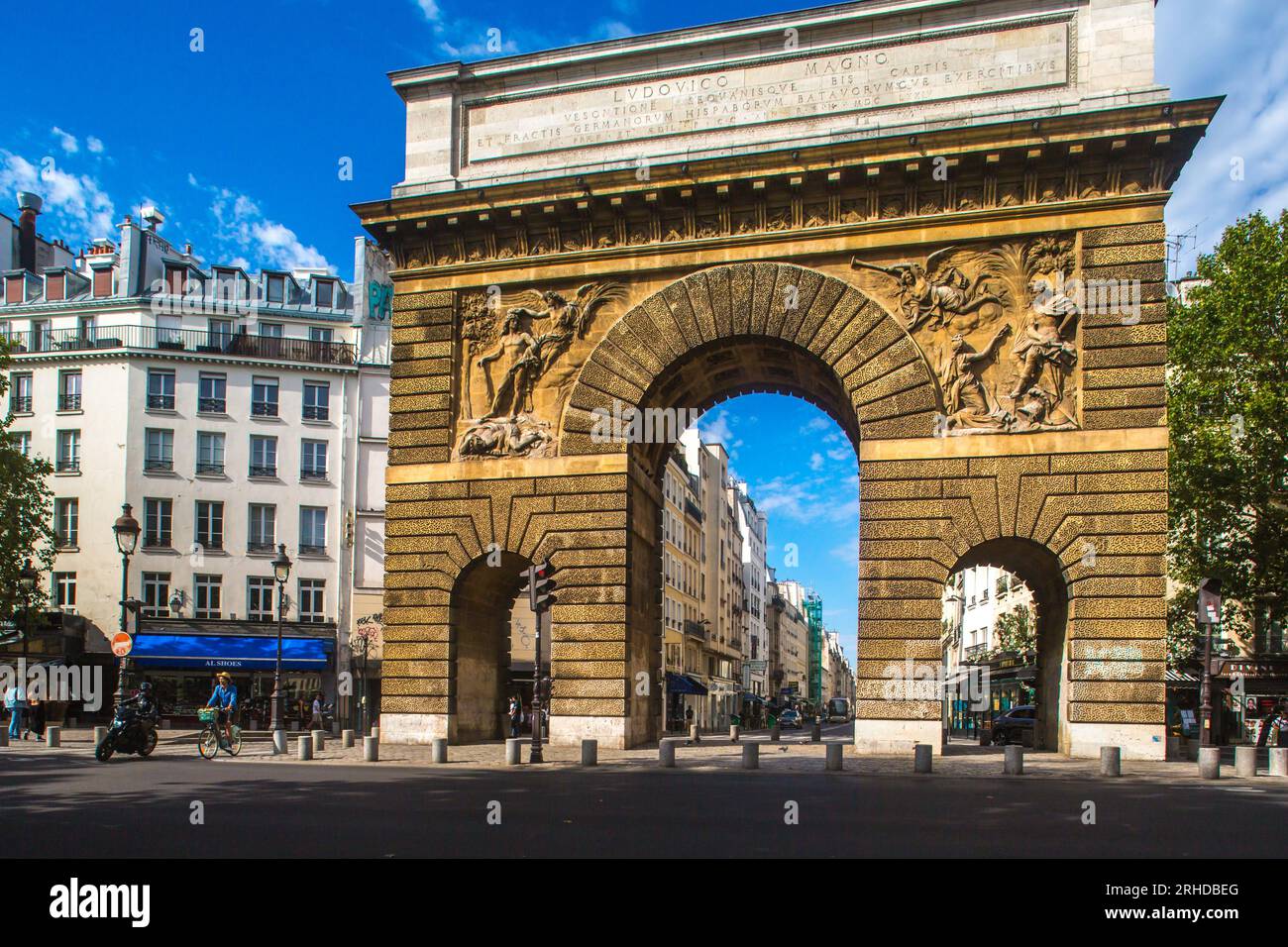 FRANCE. PARIS (75) 3E ARRONDISSEMENT. LA PORTE SAINT-MARTIN A ÉTÉ ÉRIGÉE EN 1674 SUR ORDRE DE LOUIS XIV, EN L'HONNEUR DE SES VICTOIRES SUR LE RHIN ET SUR LE RHIN Banque D'Images