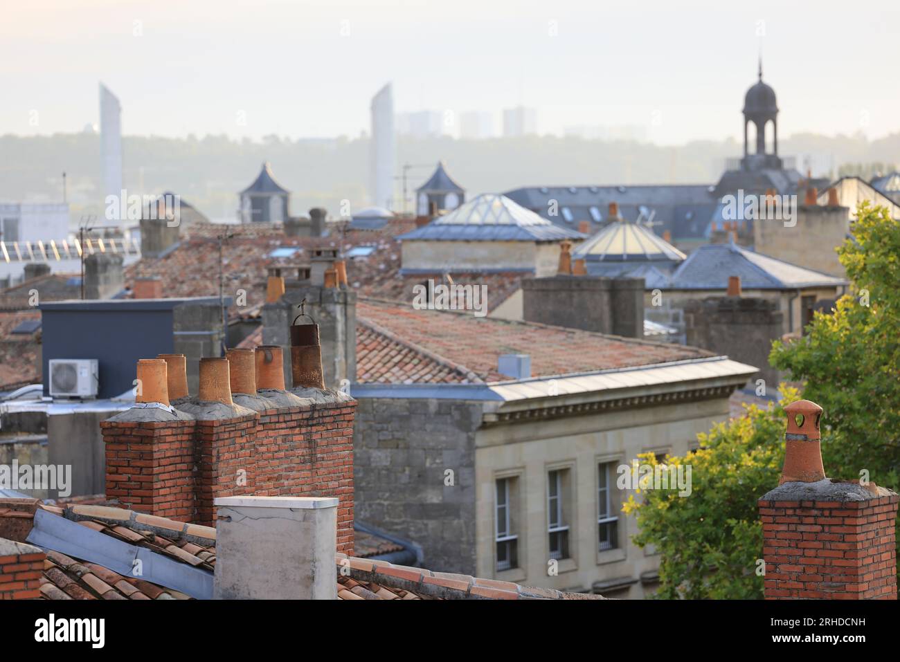 Cheminées sur les toits de Bordeaux, un aspect méconnu de la ville et de son architecture. Bordeaux, Gironde, France, Europe Banque D'Images