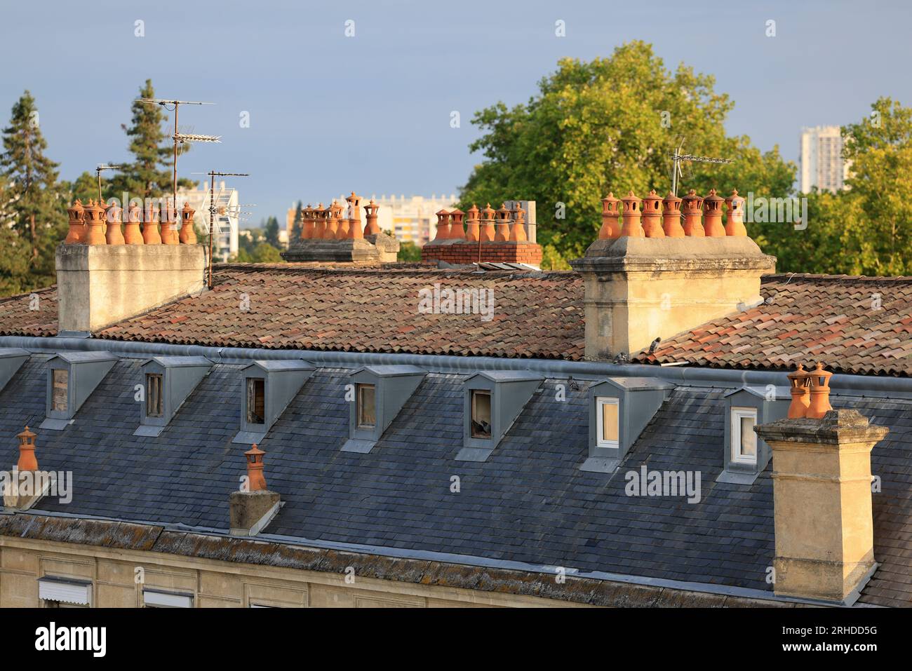 Cheminées sur les toits de Bordeaux, un aspect méconnu de la ville et de son architecture. Bordeaux, Gironde, France, Europe Banque D'Images