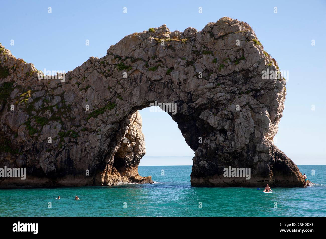 Durdle Door (parfois écrit Durdle Dor ) est une arche de calcaire naturel sur la côte jurassique près de Lulworth dans le Dorset, Banque D'Images