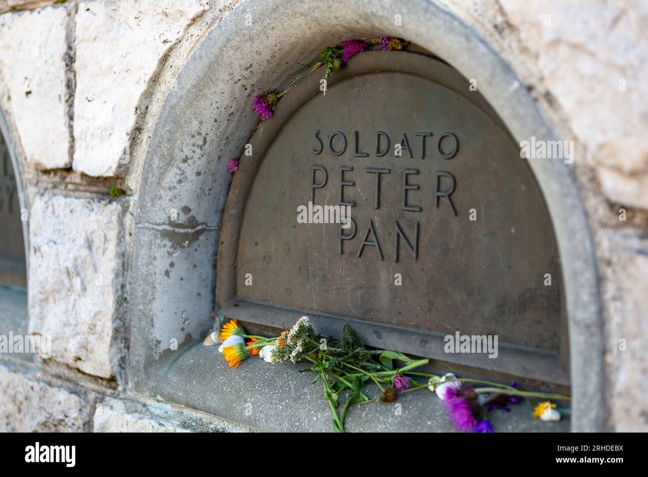 Peter Pan existait vraiment. Il était un soldat hongrois qui est mort sur le mont Grappa pendant la Grande Guerre et est maintenant enterré dans le mémorial. Banque D'Images