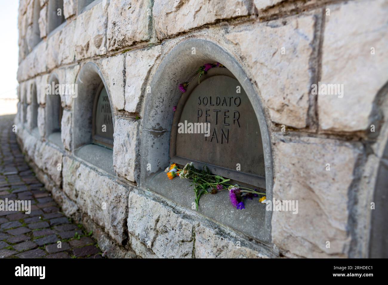 Peter Pan existait vraiment. Il était un soldat hongrois qui est mort sur le mont Grappa pendant la Grande Guerre et est maintenant enterré dans le mémorial. Banque D'Images