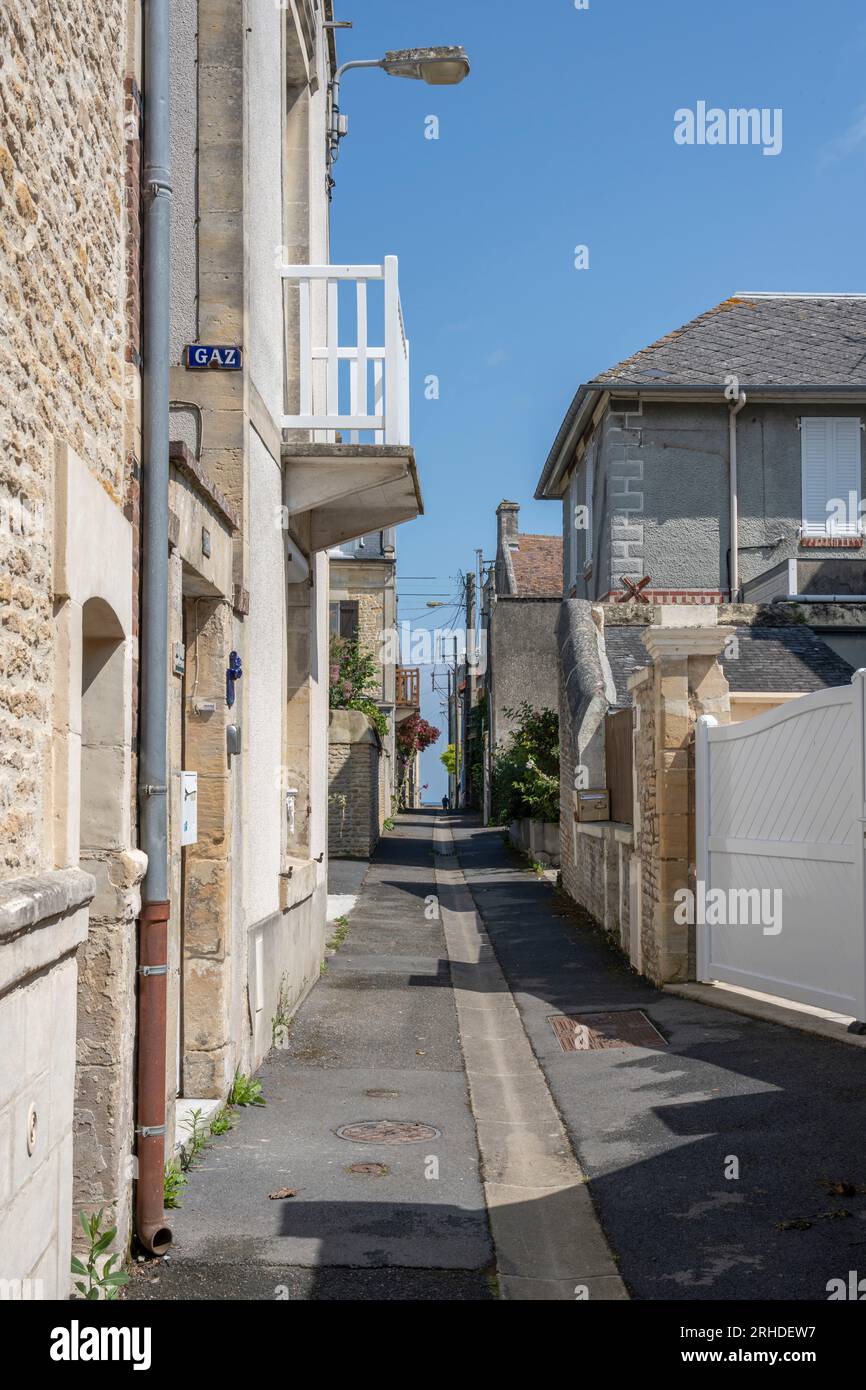 Saint-Aubin-sur-Mer, France - 07 25 2023 : vue depuis une petite rue de la plage, de la mer et des maisons Banque D'Images