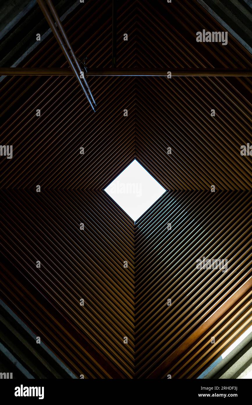 Dans la chapelle, le protagoniste est la lumière, étudiée dans les moindres détails grâce à des coupes, des incrustations et des fentes qui créent des illusions d'optique Banque D'Images