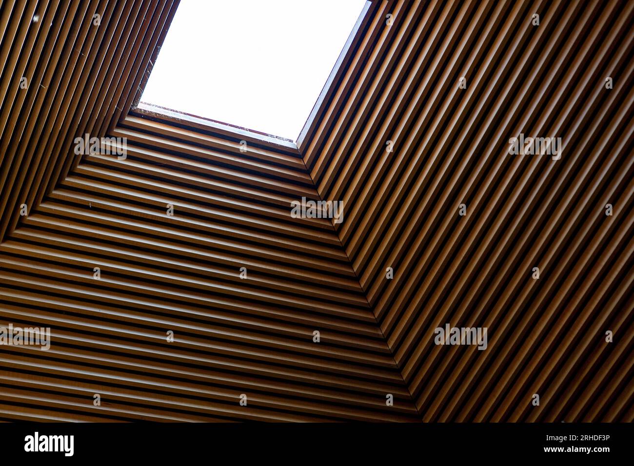 Dans la chapelle, le protagoniste est la lumière, étudiée dans les moindres détails grâce à des coupes, des incrustations et des fentes qui créent des illusions d'optique Banque D'Images