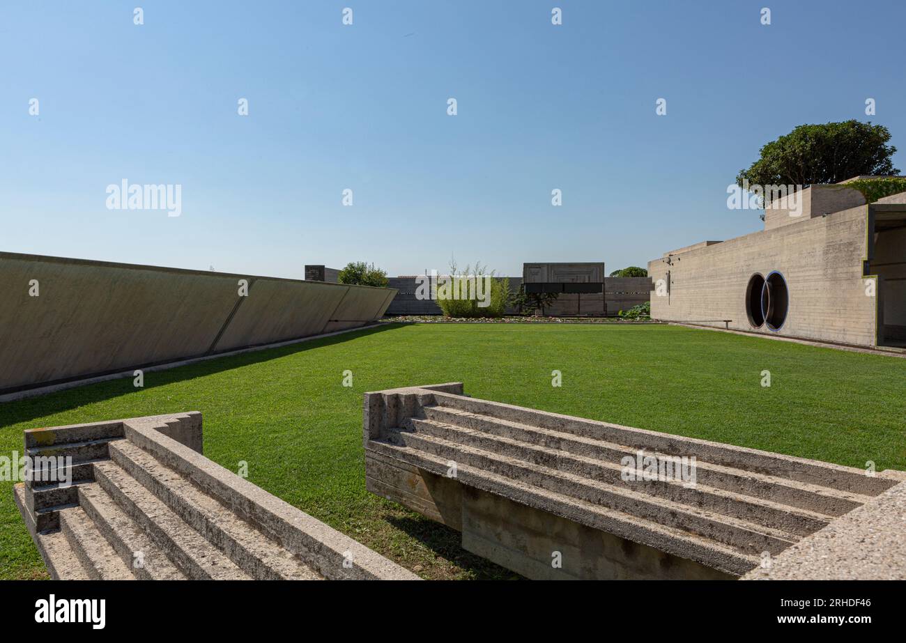 Ce complexe funéraire monumental a été commandé par Onorina Brion Tomasin en mémoire de son mari Giuseppe Brion, fondateur de la marque Brionvega Banque D'Images