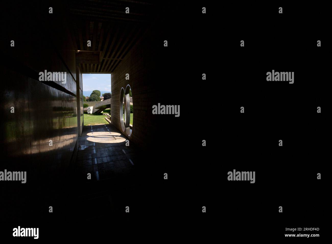 Les deux anneaux croisés, un rose et un bleu, représentent le masculin et le féminin et ne sont qu’un des nombreux symboles représentés dans ce lieu Banque D'Images