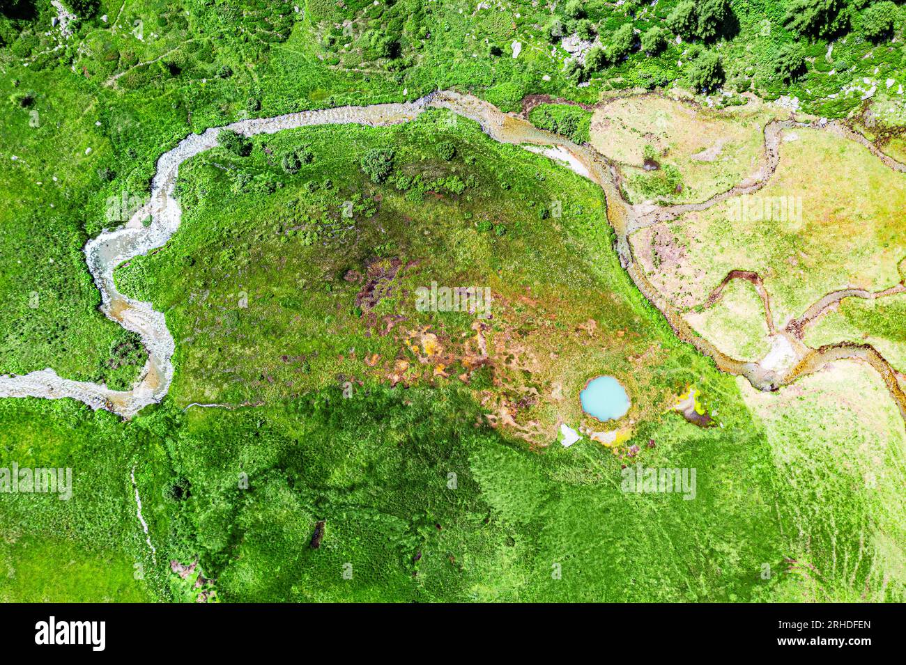 Vue aérienne d'une rivière coulant à proximité Pozza Blu dans le paysage verdoyant, Macolini, Madesimo, Valle Spluga, Valtellina, Lombardie, Italie Banque D'Images