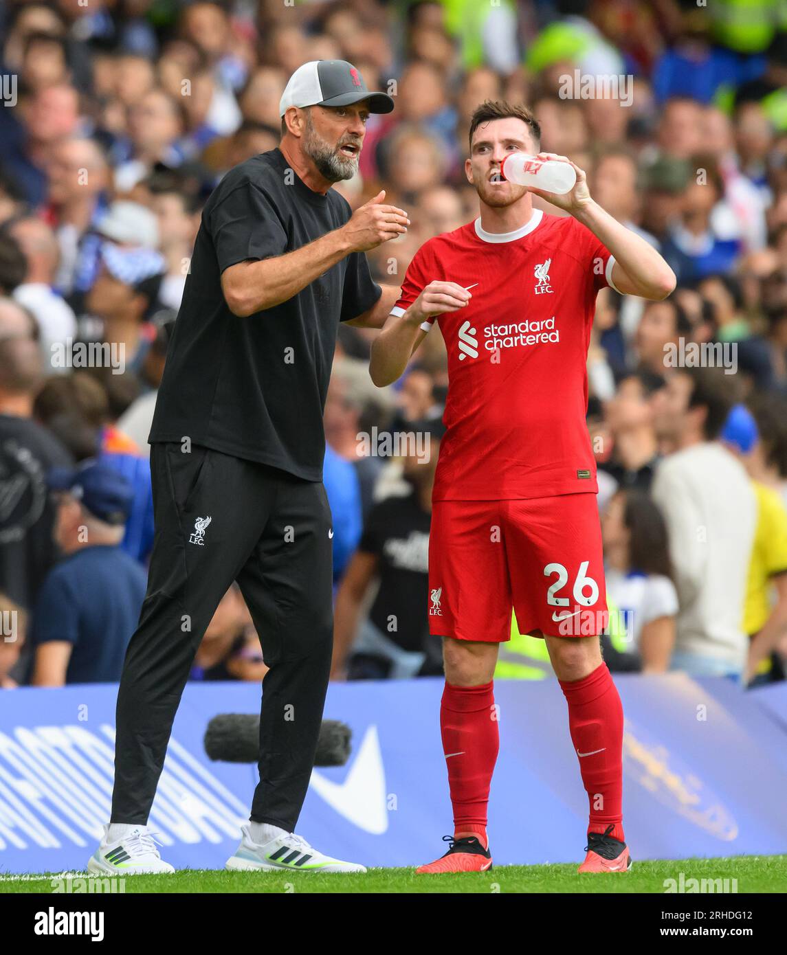 Londres, Royaume-Uni. 13 août 2023. 13 août 2023 - Chelsea - Liverpool - Premier League - Stamford Bridge. Le Manager de Liverpool Jurgen Klopp parle à Andy Robertson lors du match de Premier League à Stamford Bridge. Crédit photo : Mark pain / Alamy Live News Banque D'Images