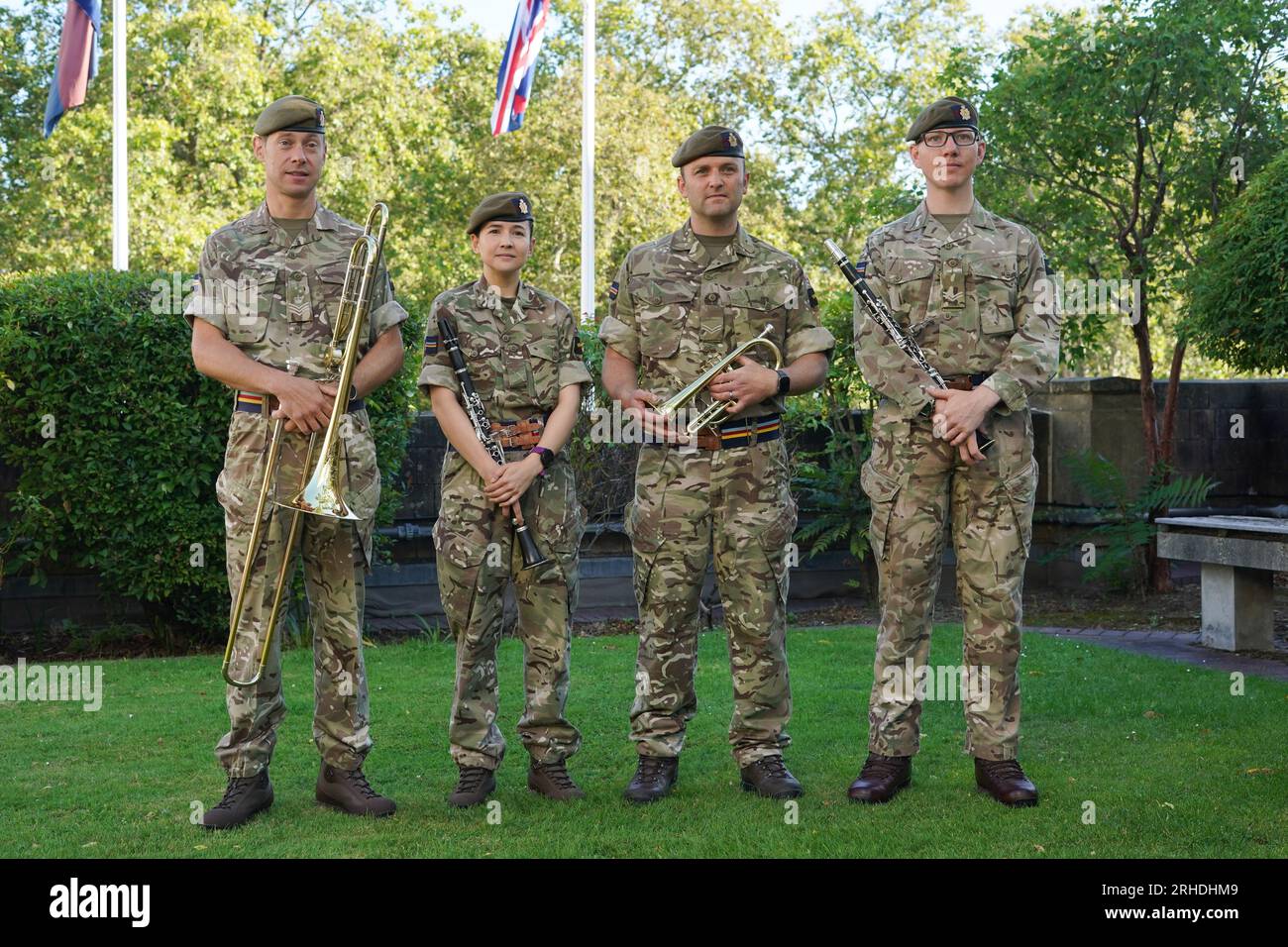 (De gauche à droite) le sergent de couleur Andrew Mercer, le musicien Hazel Whittall, le lance caporal Ben Smith et le lance caporal Sam Miles à Wellington Barracks, à Londres, avant que le groupe Welsh Guards ne joue Sweet Caroline et Waltzing Matilda à Buckingham Palace, avant la demi-finale de la coupe du monde féminine de la FIFA entre l'Australie et l'Angleterre. Date de la photo : mercredi 16 août 2023. Banque D'Images