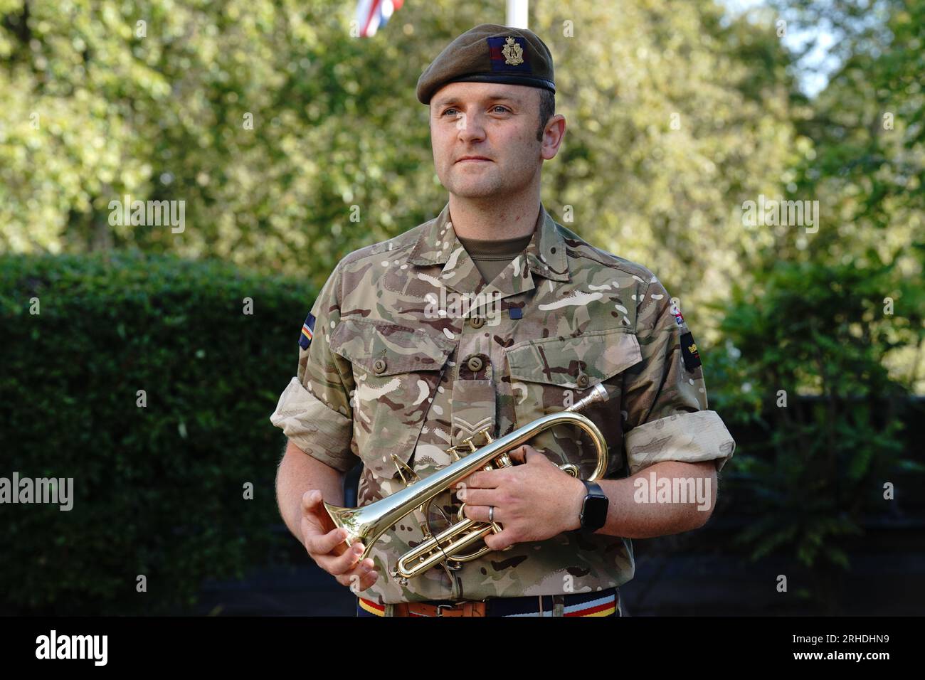 Le caporal Ben Smith parle aux médias à Wellington Barracks, à Londres, avant que le groupe Welsh Guards ne joue Sweet Caroline et Waltzing Matilda au palais de Buckingham, avant la demi-finale de la coupe du monde féminine de la FIFA entre l'Australie et l'Angleterre. Date de la photo : mercredi 16 août 2023. Banque D'Images