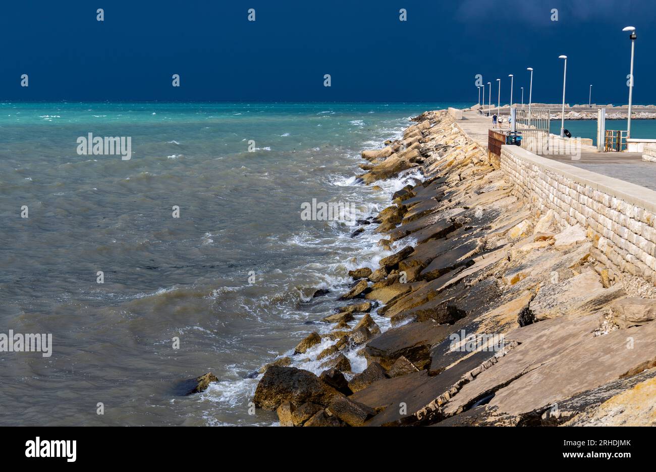 La jetée de Trani , province de Barletta-Andria-Trani sur la mer Adriatique, Pouilles, Italie Banque D'Images