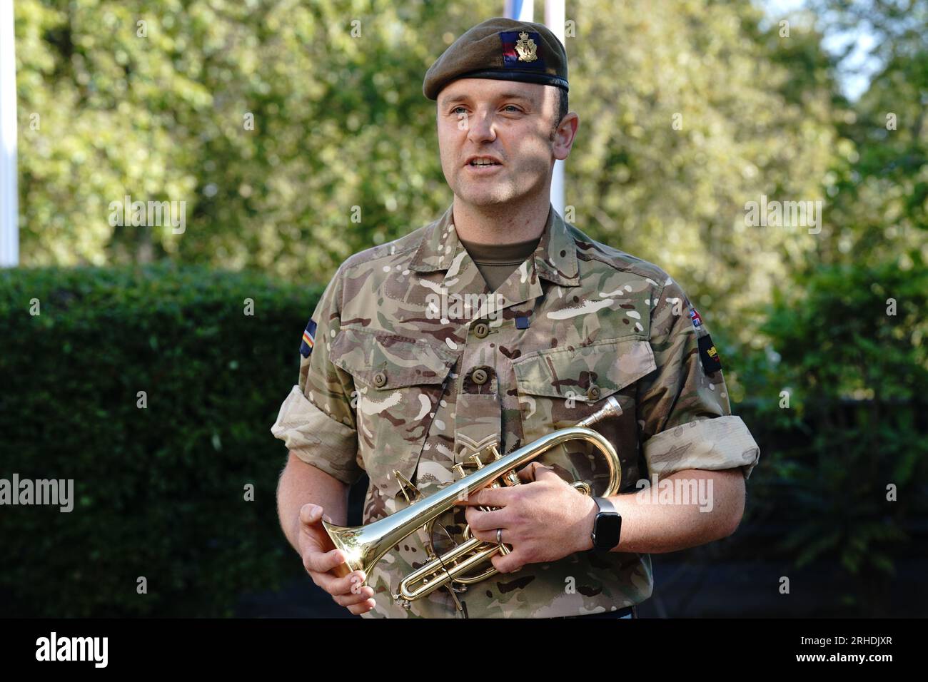 Le caporal Ben Smith parle aux médias à Wellington Barracks, à Londres, avant que le groupe Welsh Guards ne joue Sweet Caroline et Waltzing Matilda au palais de Buckingham, avant la demi-finale de la coupe du monde féminine de la FIFA entre l'Australie et l'Angleterre. Date de la photo : mercredi 16 août 2023. Banque D'Images